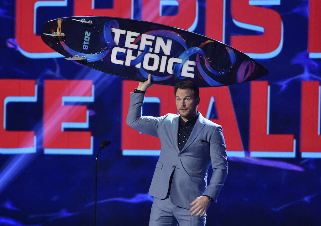 Chris Pratt holding Teen choice board in award show