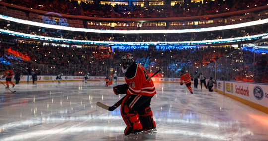 Edmonton Oilers goalie Mike Smith warms up