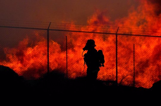 Wildfire threat continues despite decrease in Santa Ana winds