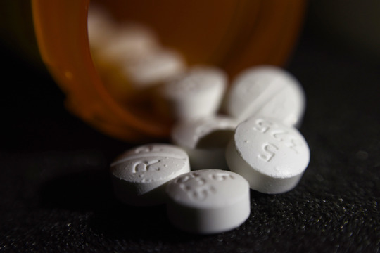 An arrangement of pills of the opioid oxycodone-acetaminophen