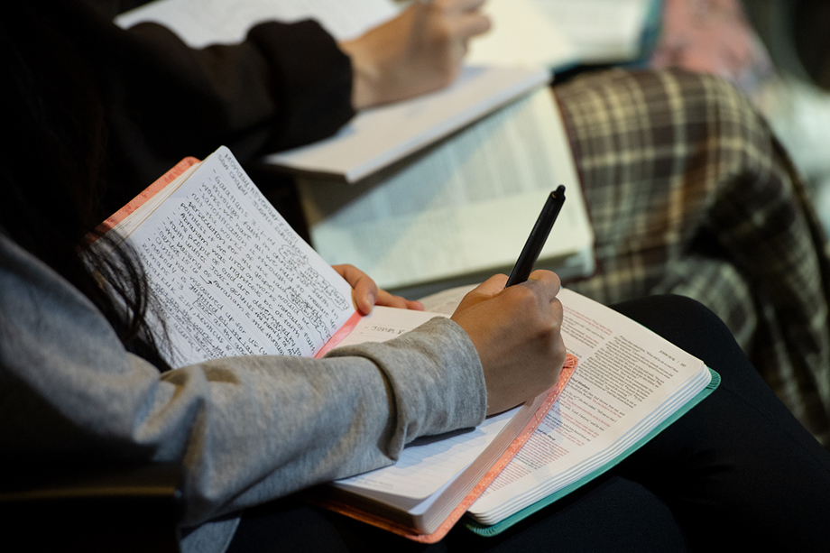 Students study scripture