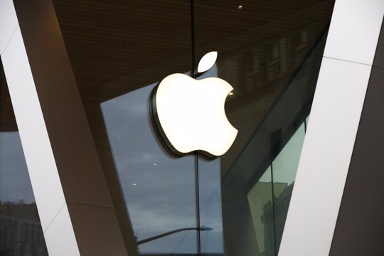 Image of the Apple logo outside building