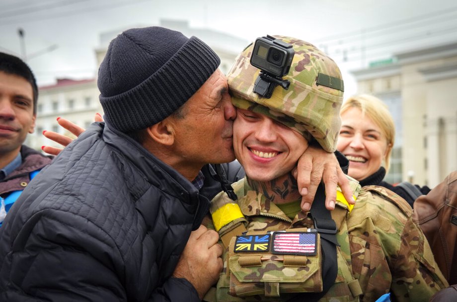 Extreme Joy As Ukrainian Troops Enter Kherson After Russians Retreat Positive Encouraging K Love 