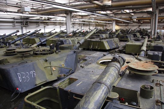 Leopard tanks from Danish stocks stand in a production hall. 