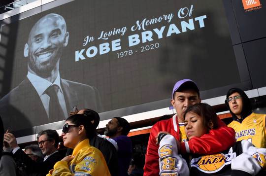 Fans mourn the loss of Kobe Bryant in front of Staples Center