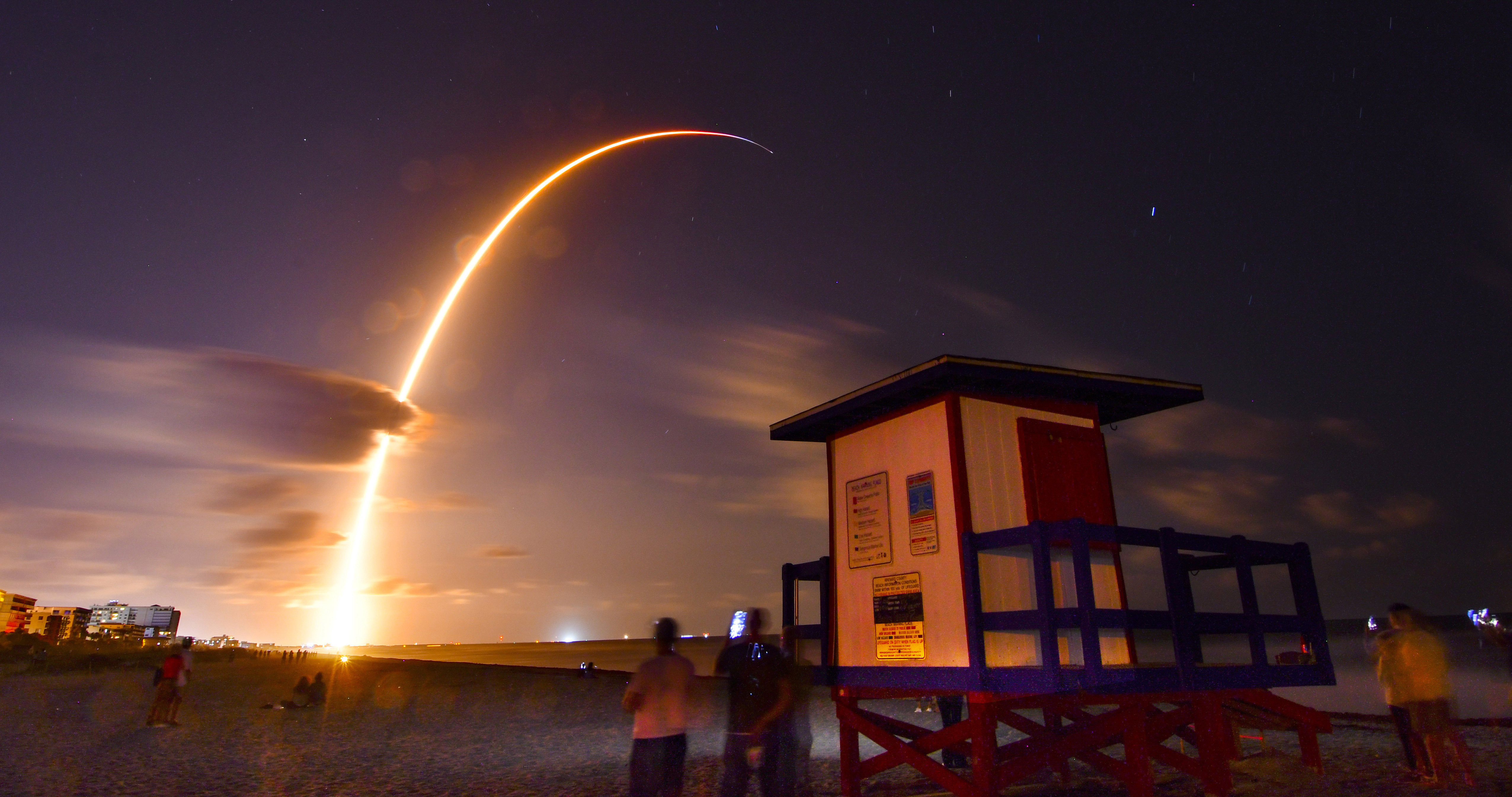 Falcon 9 SpaceX rocket with a payload of 60 satellites