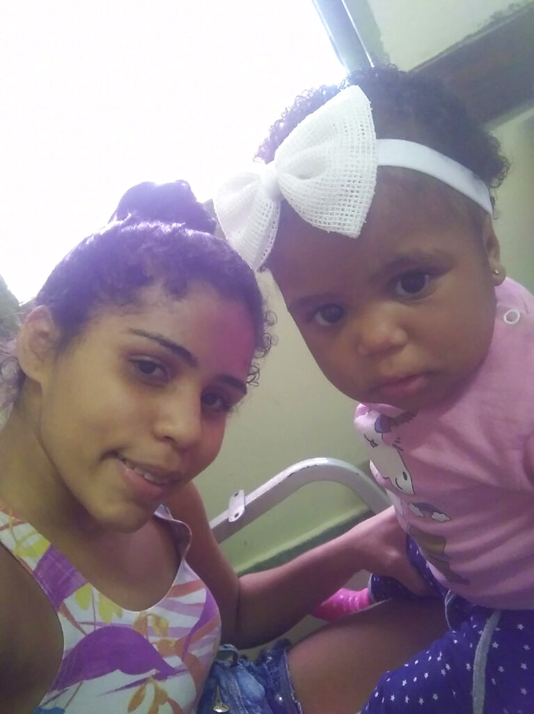 Andréa de Sousa takes a photo of herself with her daughter Vitoria Gabrielle