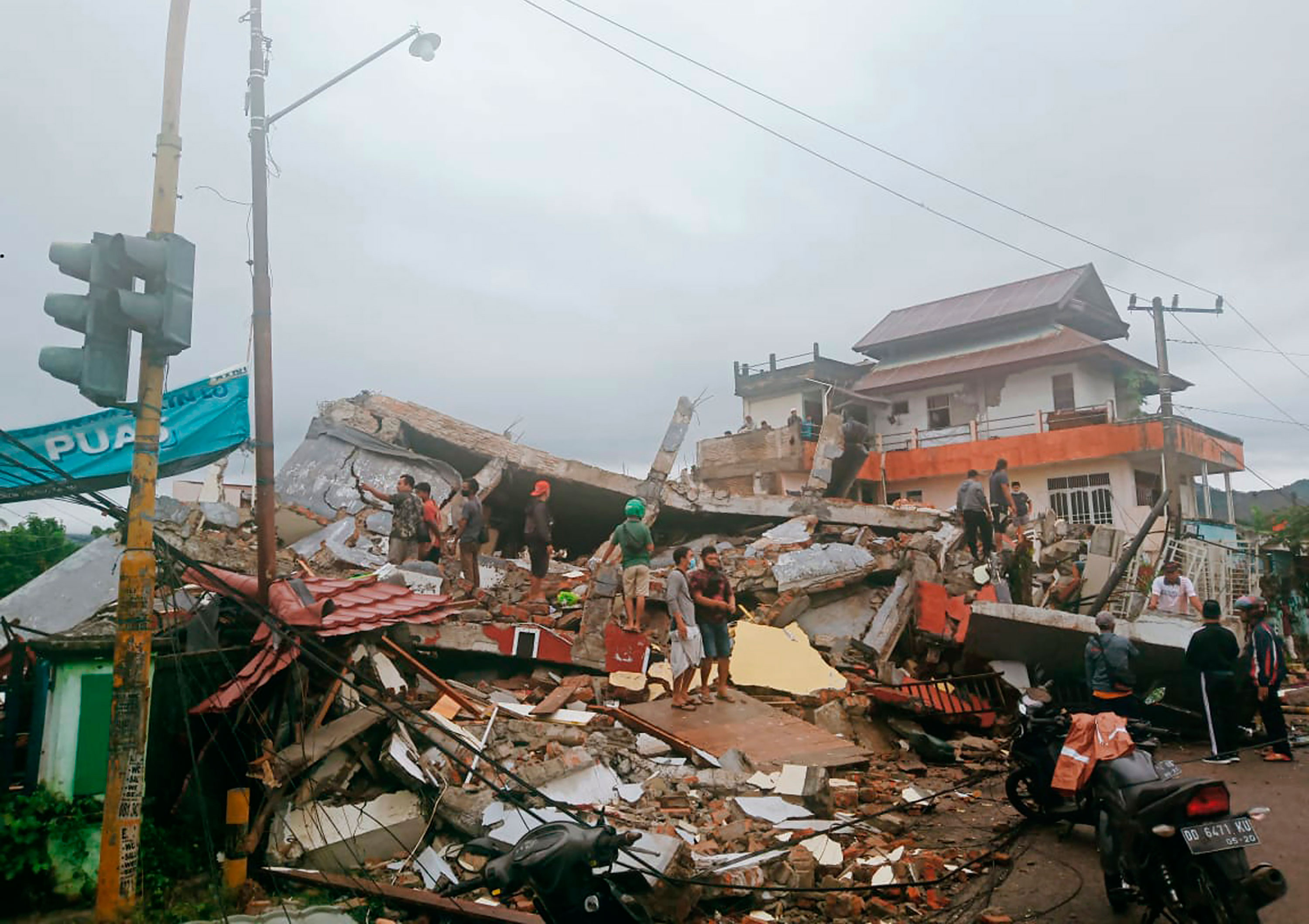 В каком году было сильное землетрясение. Землетрясение и ЦУНАМИ на Сулавеси. Землетрясение в Индонезии 2022. Землетрясение в провинции Западный Сулавеси (2021). Сулавеси землетрясение 2021.