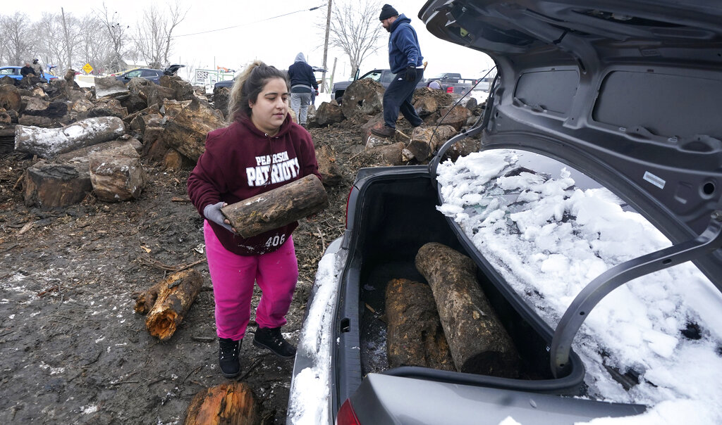 Sara Castillo loads firewood into her car in Dallas
