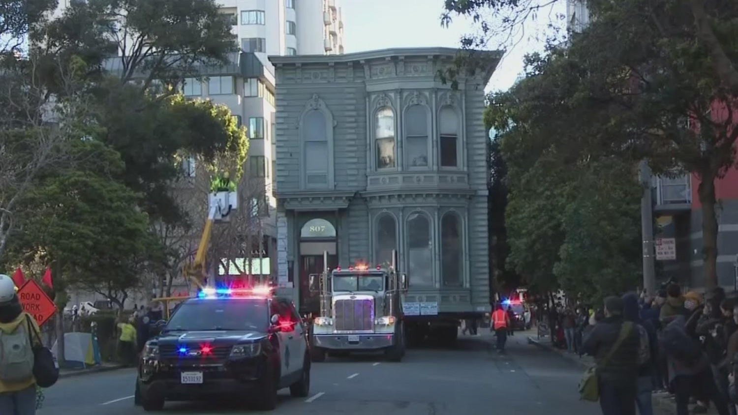Moving house thru streets of San Francisco