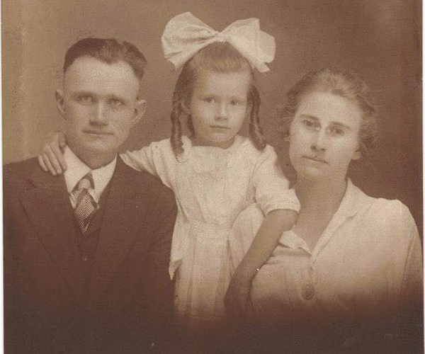 Geraldine Henry as a child with parents William and Cora