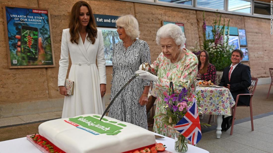 Queen Elizabeth Shows Off Sword Skills By Cutting Cake