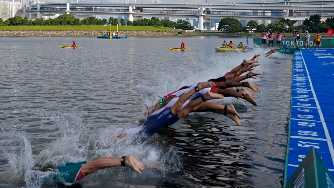 Athletes diving in water at Olympics in Tokyo