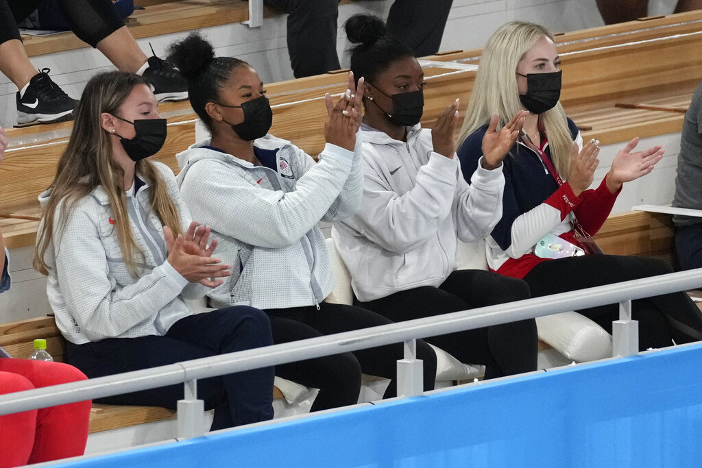 US Gymnastics Team applauds teammate Susina Lee for winning gold medal 
