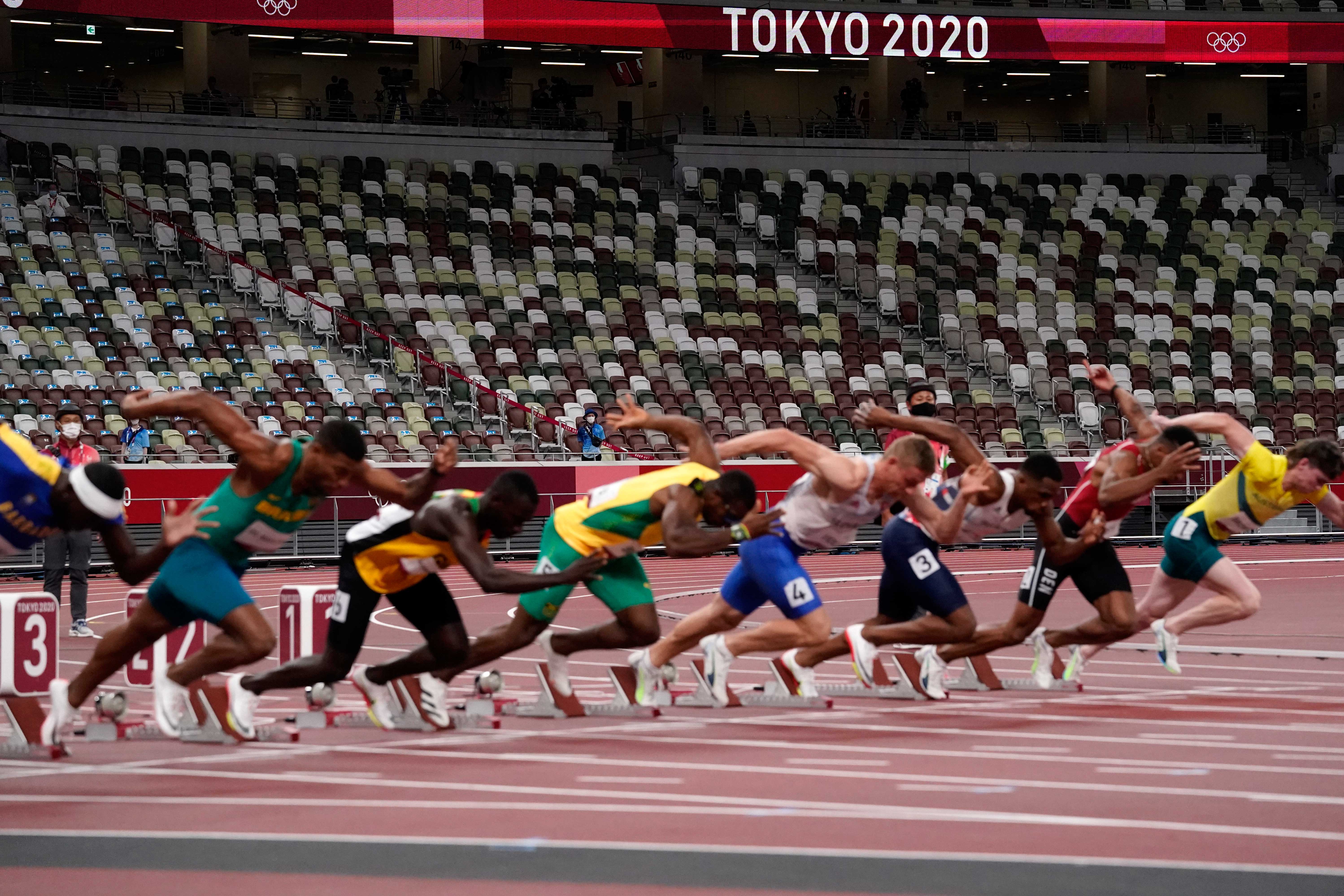Игры бег 100. Олимпийские игры 2021 легкая атлетика. Стадион Токио 2020 бег. Олимпийские игры бег.