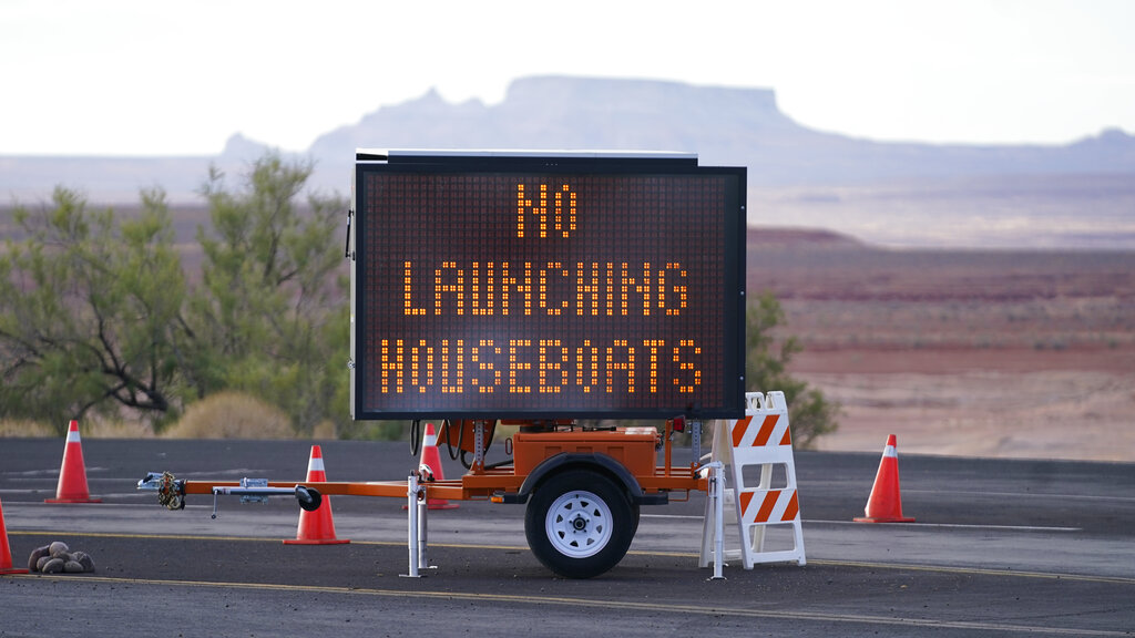 No Launching Houseboats sign 