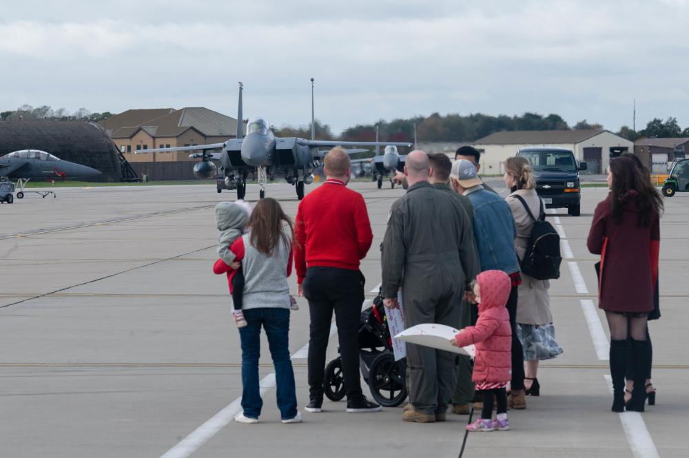 USAF crews return to families 