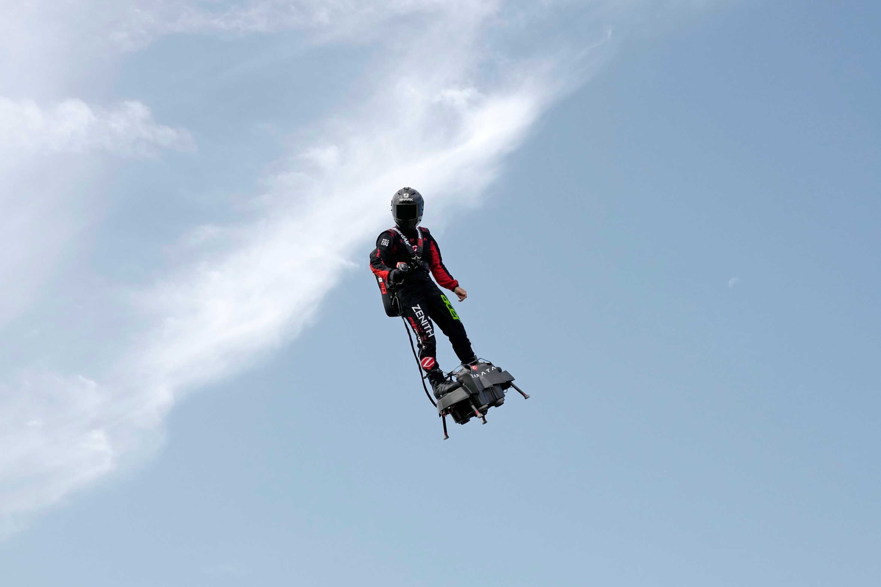 Flyboard air. Ховерборд Фрэнки Запата. Запата флайборд. Фрэнки Запата летающая доска. Флайборд Эйр.