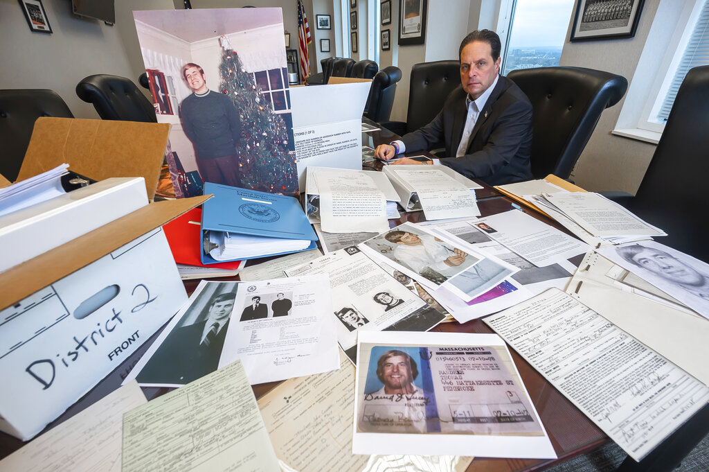 U.S. Marshal Peter J. Elliott at the Carl B. Stokes U.S. Courthouse in Cleveland with items related to a 1969 bank robbery.