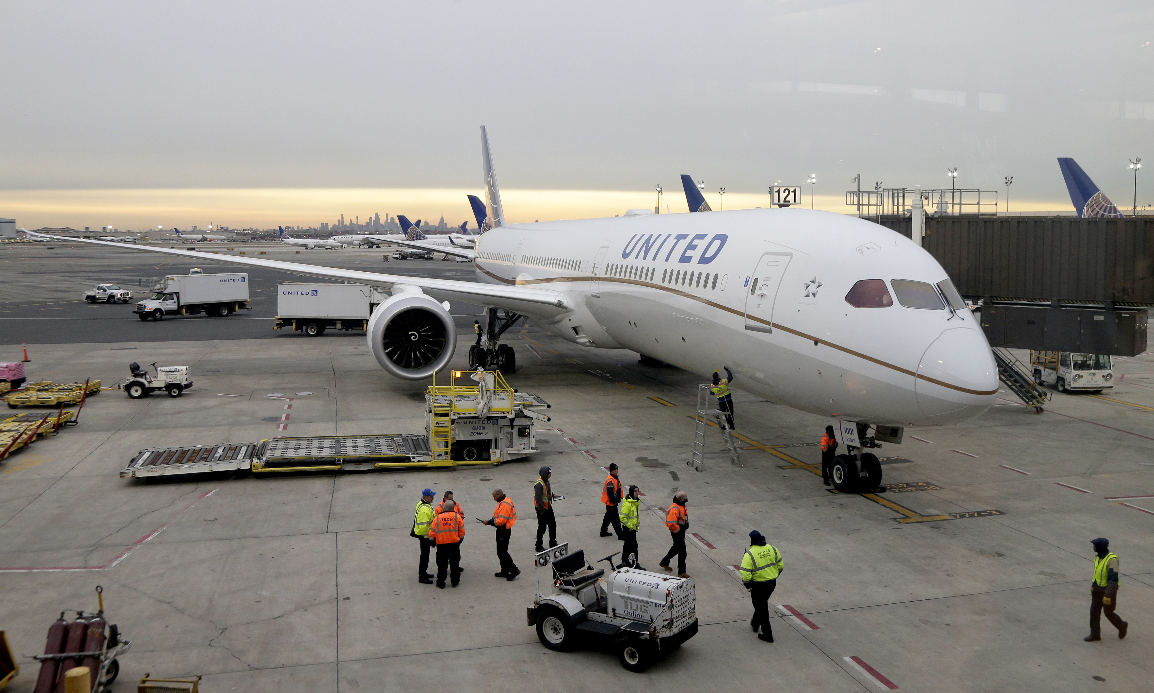 FAA Sets Rules For Boeing 787 Landings Near 5G Wireless Service | Positive Encouraging K-LOVE