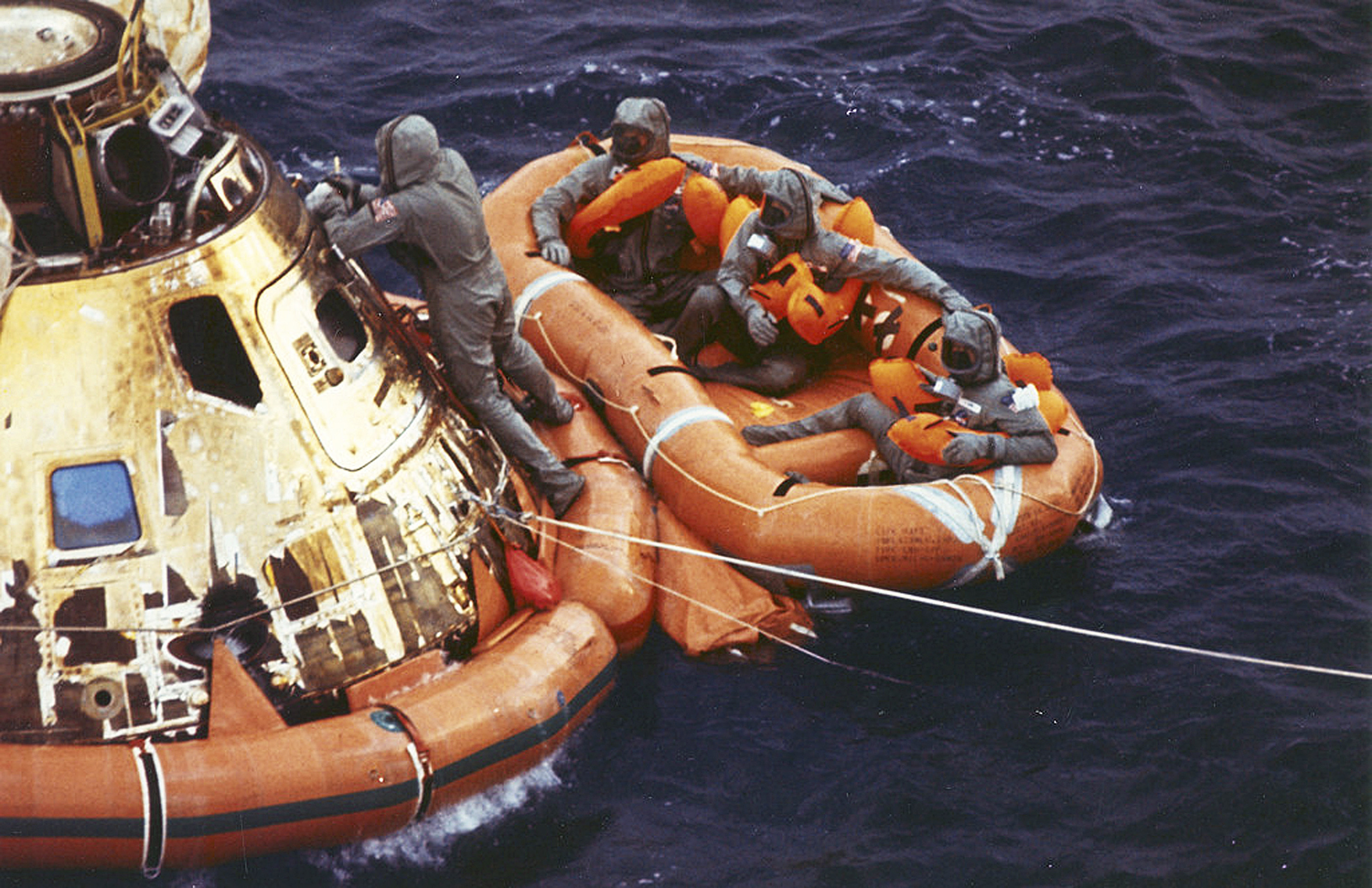 Высадка аполлона. Аполлон 11 приводнение. Посадка Аполлон 11 на землю. Возвращение Аполлон 11. Аполлон 13 приводнение.