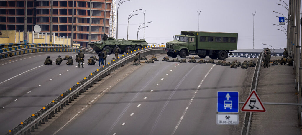 Ukrainian soldiers on bridge in Kyiv, Ukraine