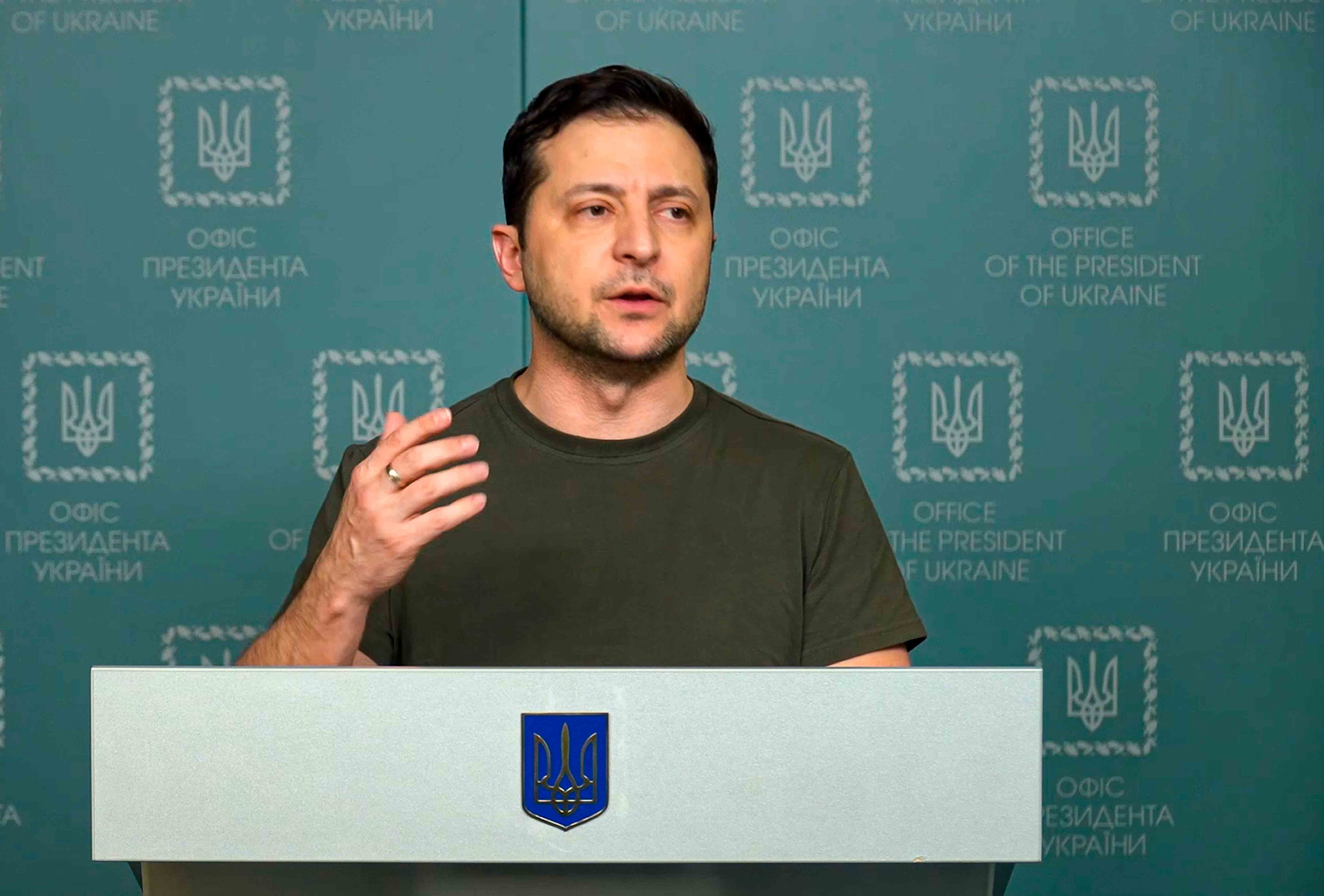 Nesta foto tirada de um vídeo fornecido pelo Gabinete de Imprensa Presidencial Ucraniano, o presidente ucraniano Volodymyr Zelenskyy fala à nação em Kiev, Ucrânia, domingo, 27 de fevereiro de 2022.