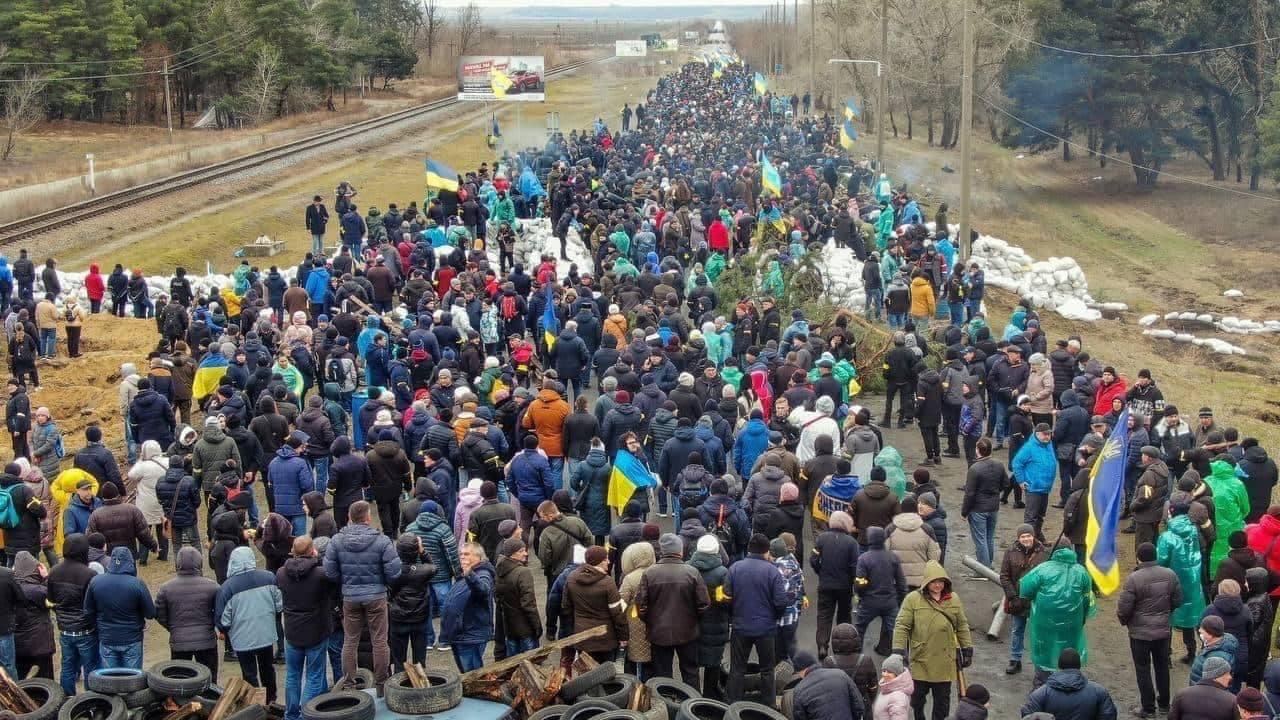 Moradores de Enerhodar bloqueiam forças russas