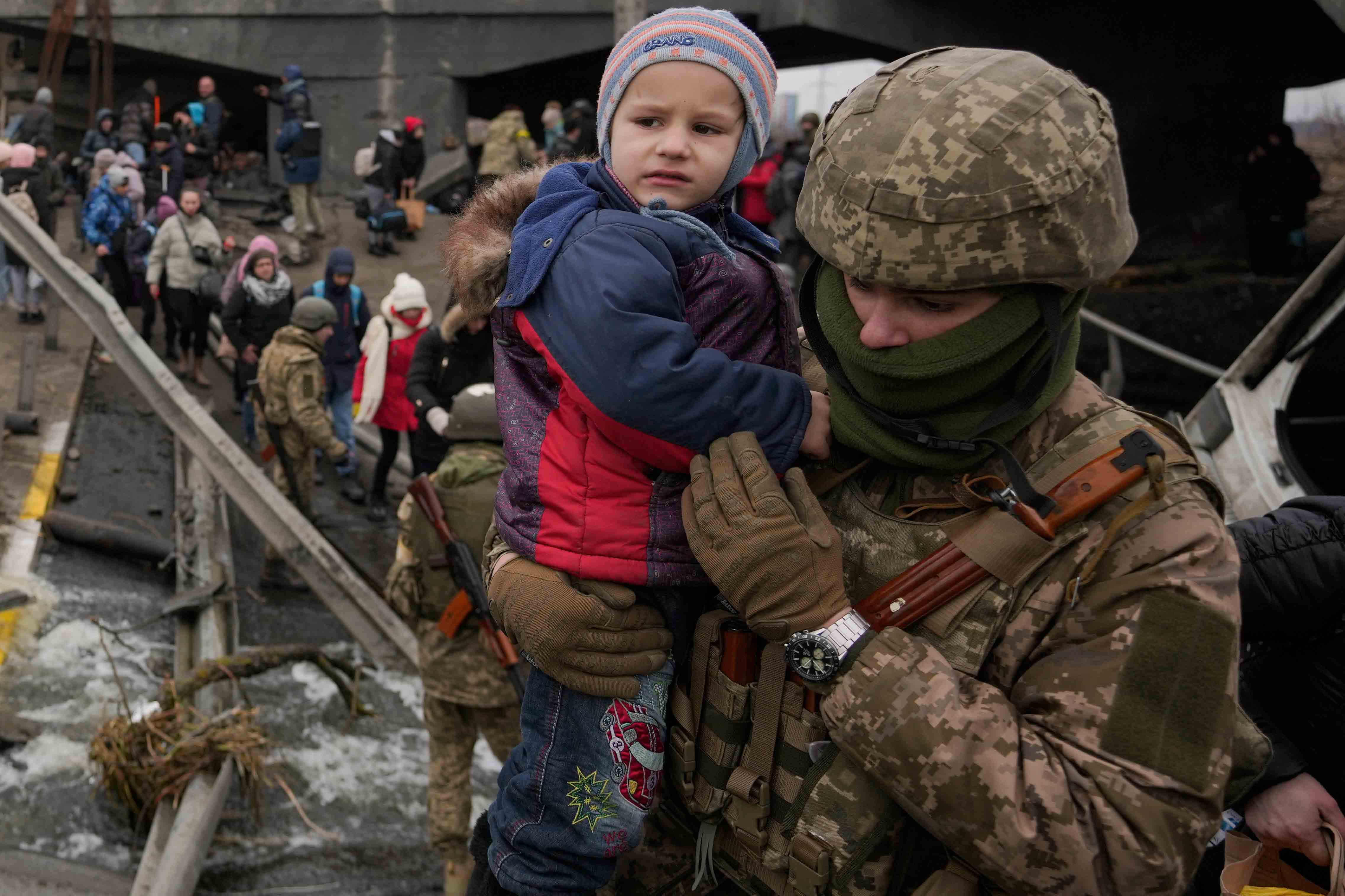 Україна в війні. Российский солдат и ребенок Украина.