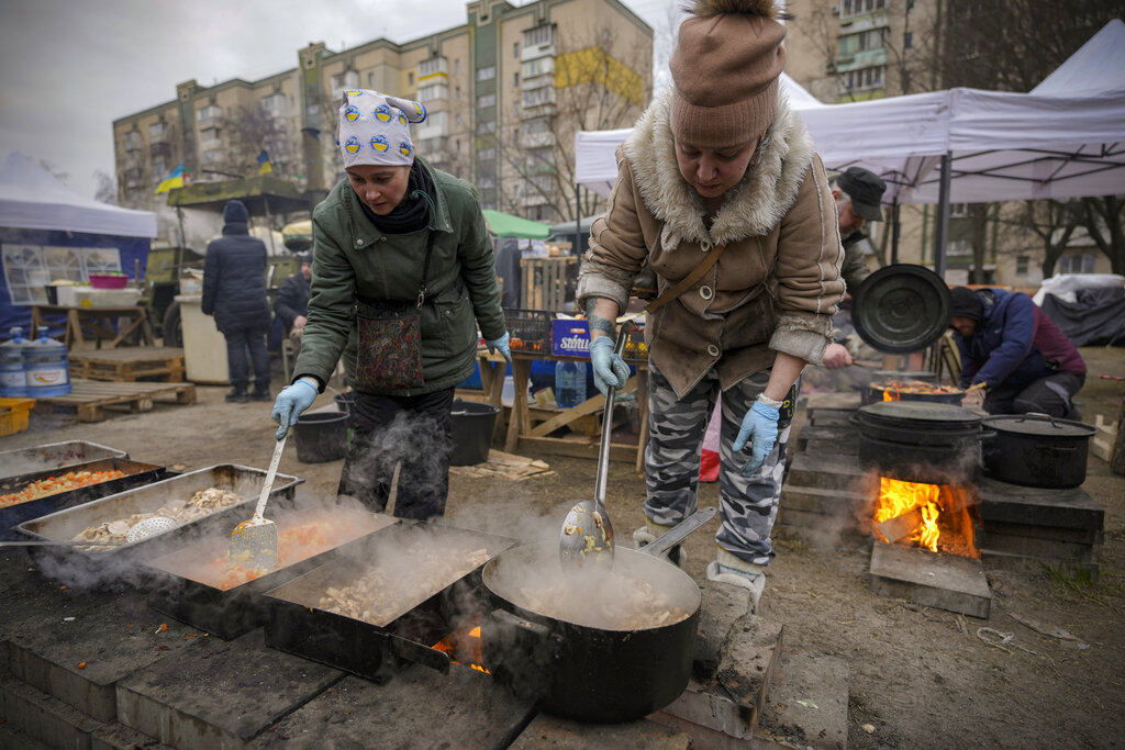 People cooking outdoors to feed servicemen, needy in Kyiv 