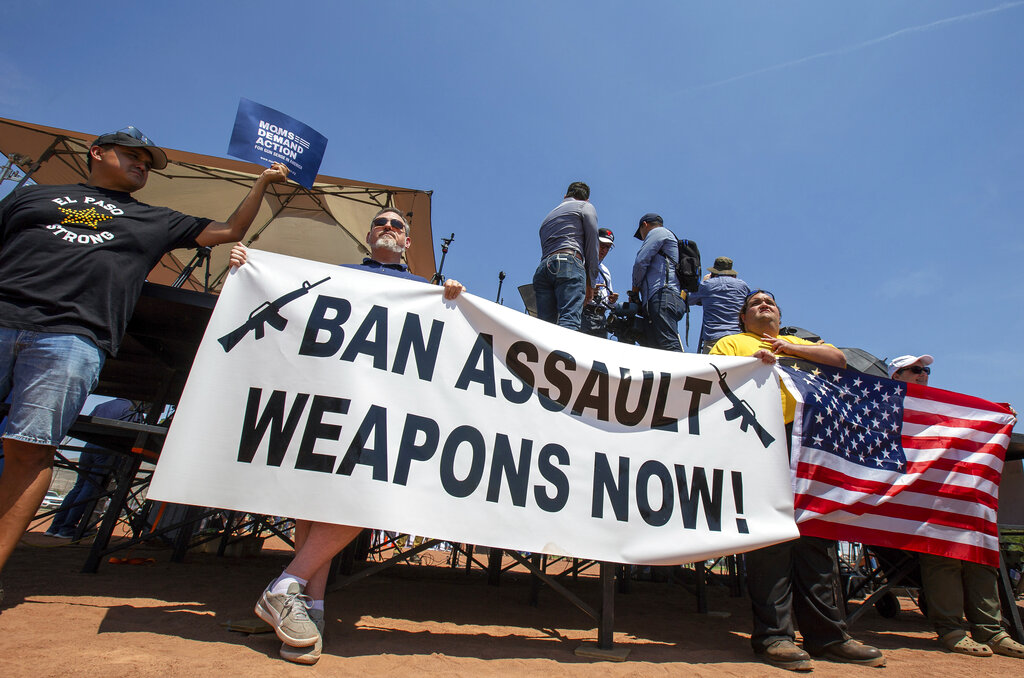 Demonstrators hold a banner in El Paso (2019)