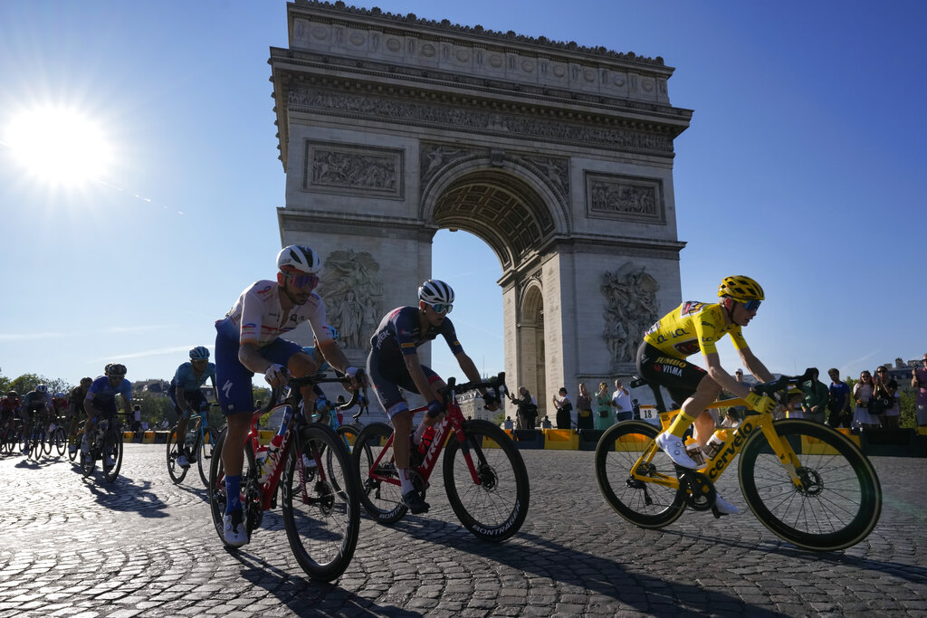Passing Arc de Triomphe during the twenty-first stage