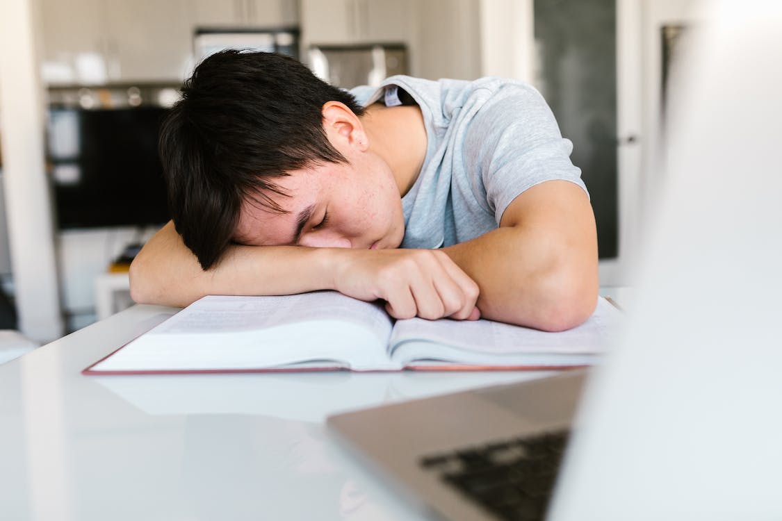 School Start Times And Screen Time Late In The Evening Exacerbate Sleep ...