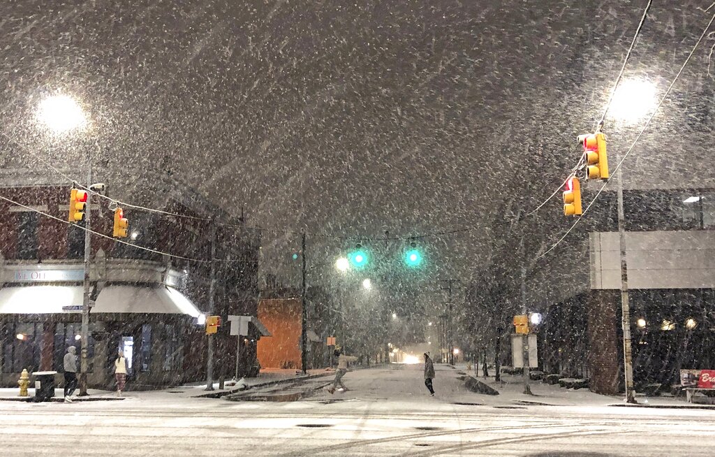 Heavy snow falls in Erie, Pa.