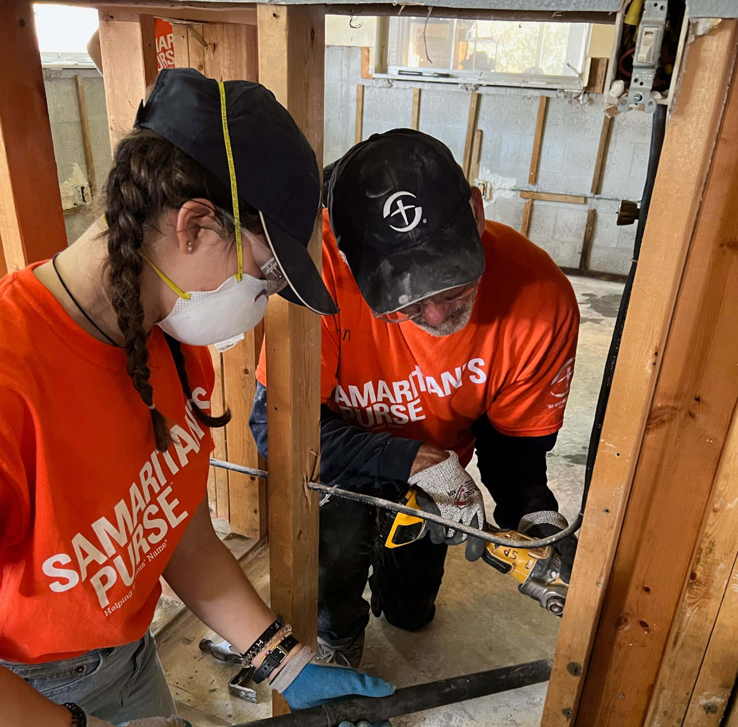 Student volunteers helping others in Florida