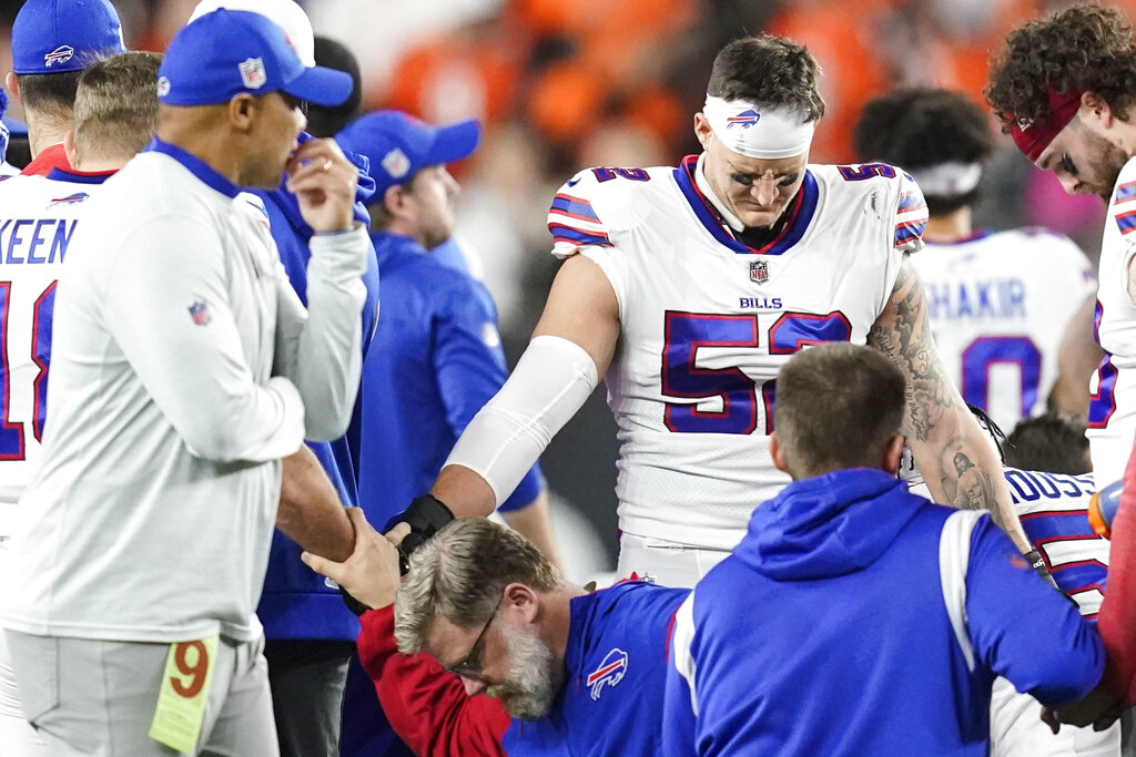 Buffalo Bills players and staff pray for Buffalo Bills