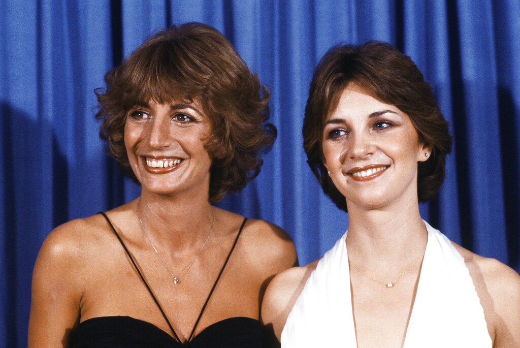 (1979) Penny Marshal, left, and Cindy Williams from the comedy series "Laverne & Shirley" appear at the Emmy Awards 