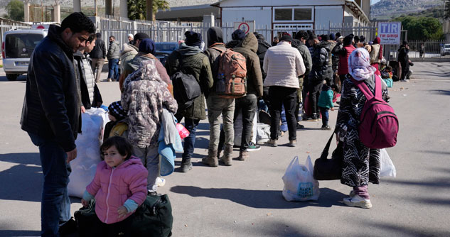 Families waiting in line at the Turkish border