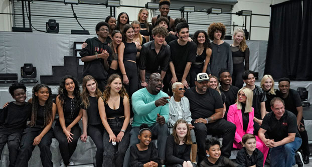 Touring company with Dionne Warwick at the center