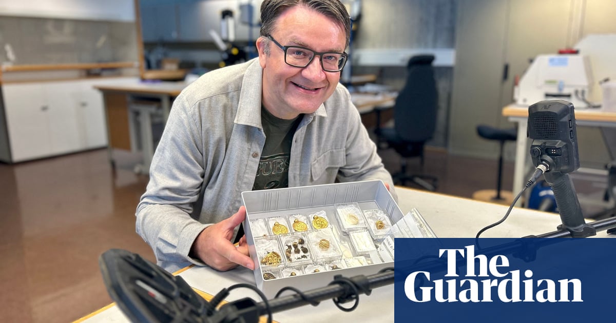 Erlend Bore, who dreamed of being an archaeologist as a child, found gold medallions, pearls and rings.