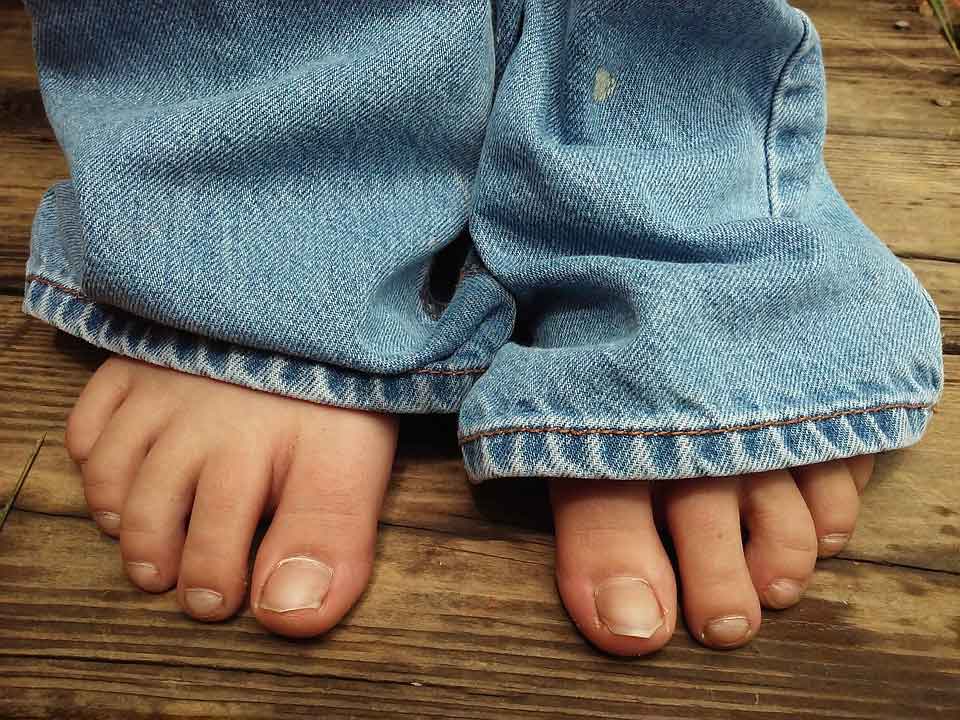 a-surefire-way-to-get-rid-of-stinky-feet-fast-huffpost