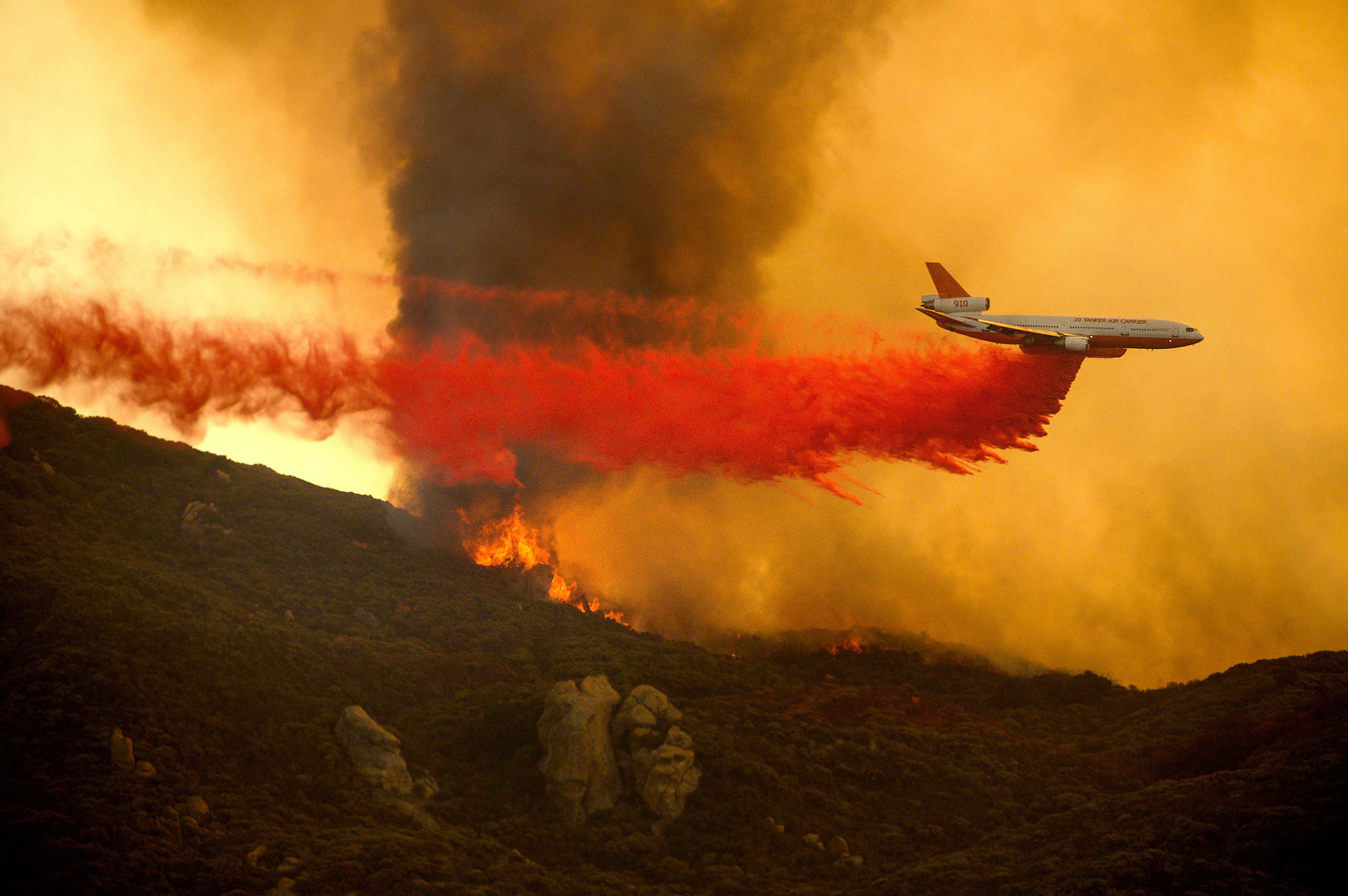 Самолет тушит пожар. Пожарный самолет. Тушение лесных пожаров. Лесной пожар с самолета. Самолёт для тушения лесных пожаров.
